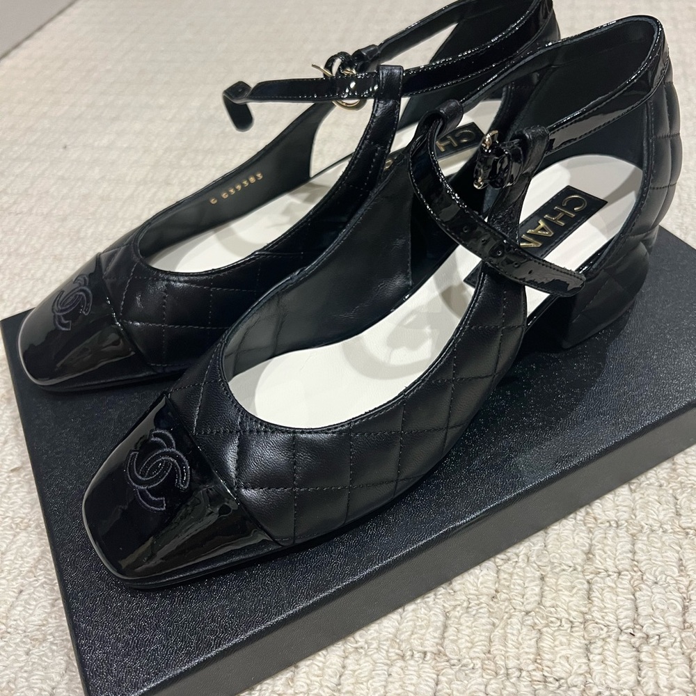 Chanel flats New in Box purchased in Paris. Adorable and on trend